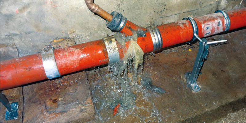 Ein geborstenes, unterirdisch verbautes Wasserrohr